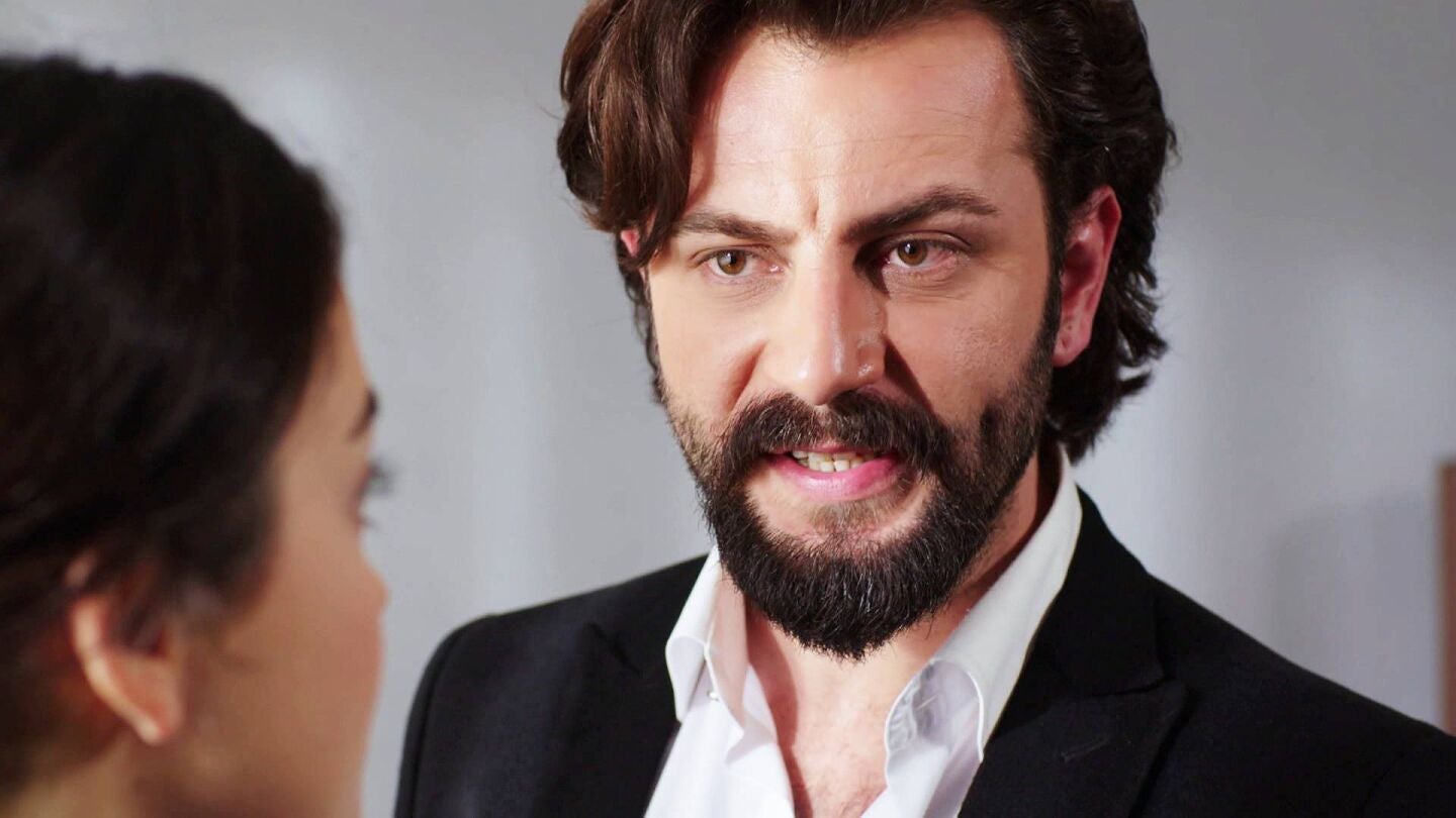 Emir pide el divorcio a Reyhan por pasar la noche fuera sin saber que ha estado cuidando de su padre Hikmet en el hospital