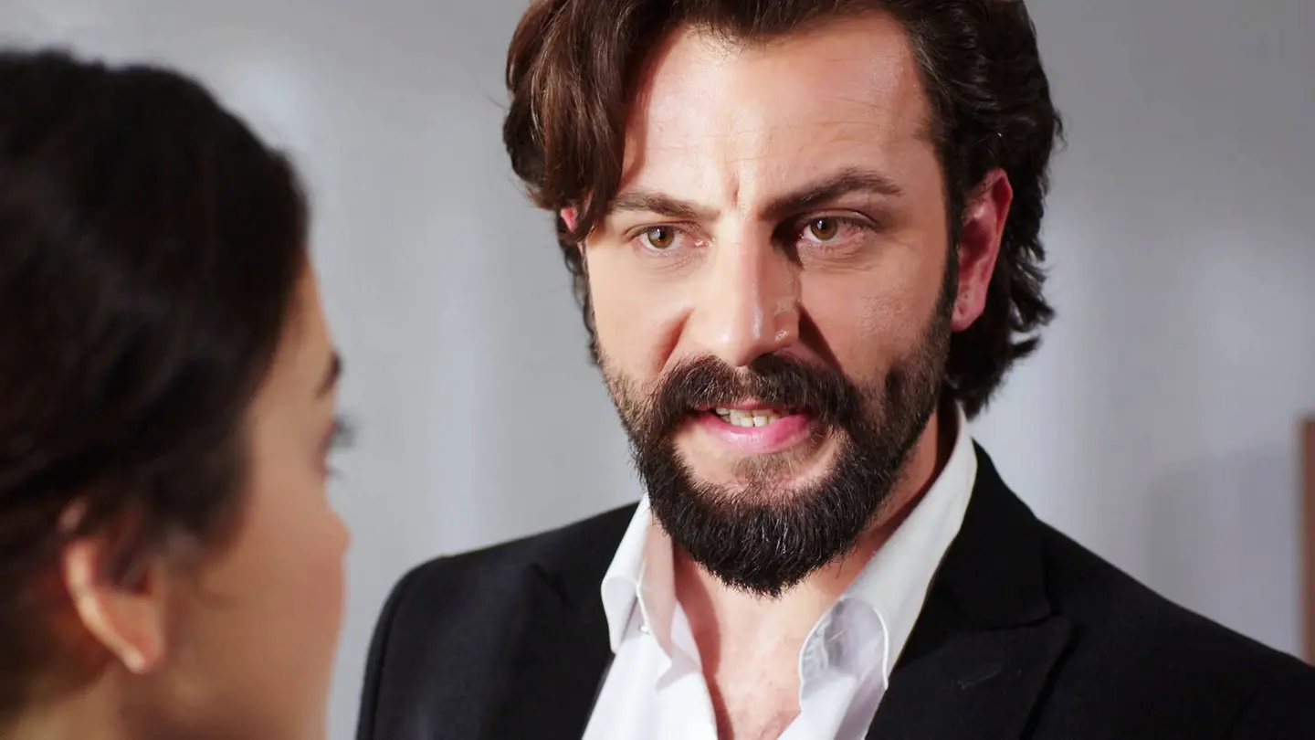 Emir pide el divorcio a Reyhan por pasar la noche fuera sin saber que ha estado cuidando de su padre Hikmet en el hospital Emir pide el divorcio a Reyhan por pasar la noche fuera sin saber que ha estado cuidando de su padre Hikmet en el hospital