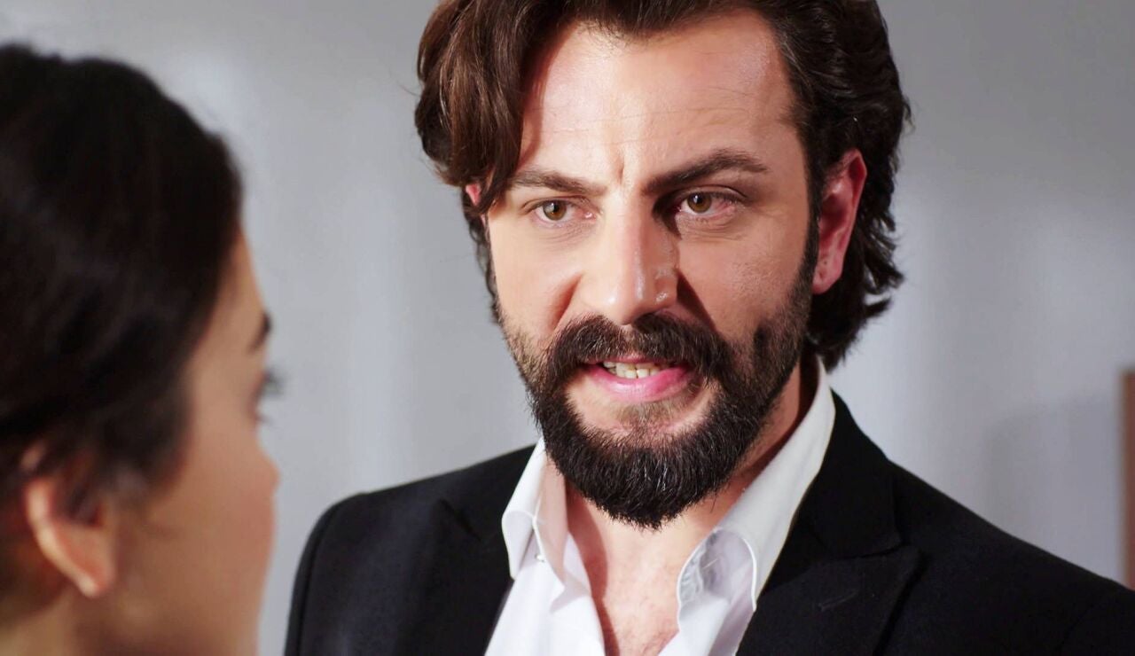 Emir pide el divorcio a Reyhan por pasar la noche fuera sin saber que ha estado cuidando de su padre Hikmet en el hospital