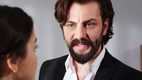 Emir pide el divorcio a Reyhan por pasar la noche fuera sin saber que ha estado cuidando de su padre Hikmet en el hospital Emir pide el divorcio a Reyhan por pasar la noche fuera sin saber que ha estado cuidando de su padre Hikmet en el hospital