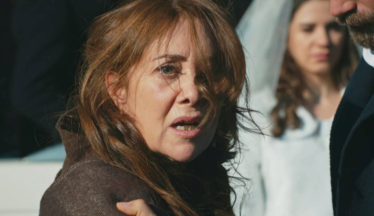 La madre de Cesur reconoce a Tahsin y lo tacha de "asesino" delante de todos