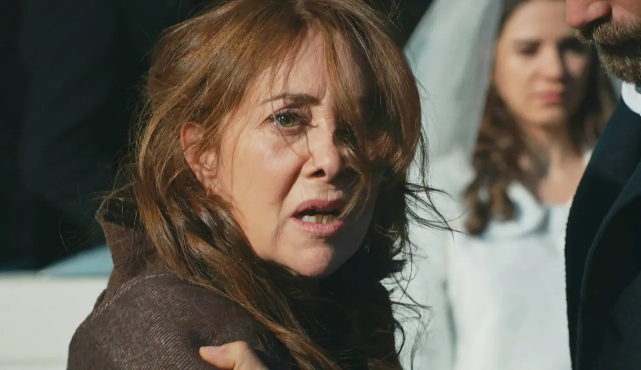 La madre de Cesur reconoce a Tahsin y lo tacha de "asesino" delante de todos