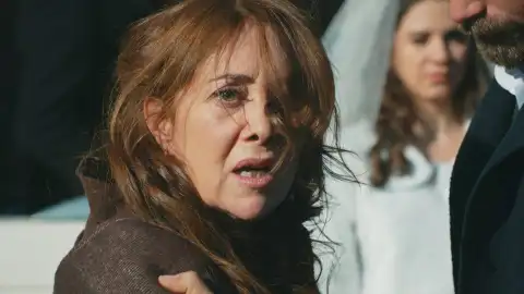 La madre de Cesur reconoce a Tahsin y lo tacha de "asesino" delante de todos La madre de Cesur reconoce a Tahsin y lo tacha de "asesino" delante de todos