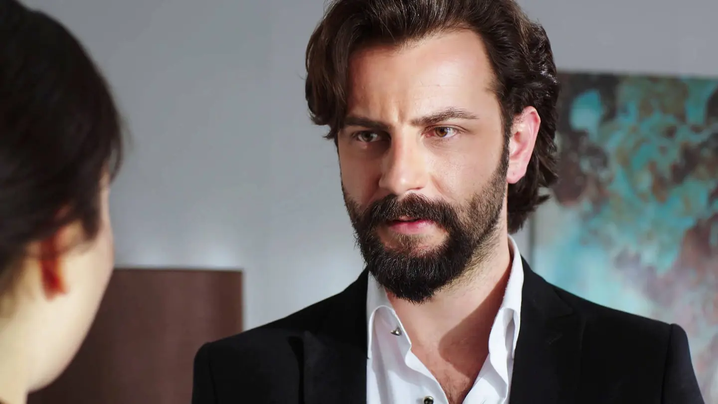 Emir sorprende a Reyhan llegando a la mansión tras la noche fuera Emir sorprende a Reyhan llegando a la mansión tras la noche fuera