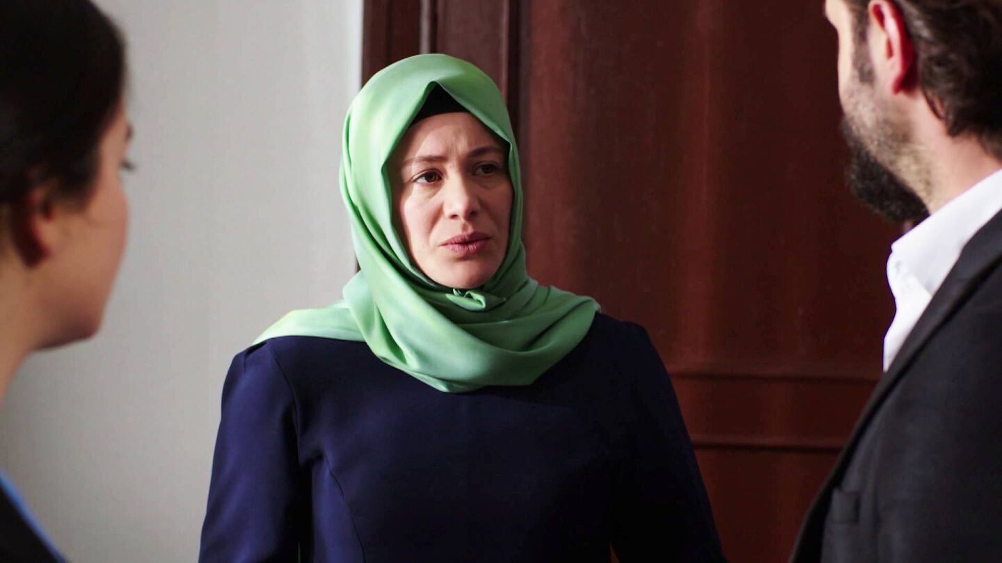 Melike echa una mano a Reyhan para no quedar mal ante Emir