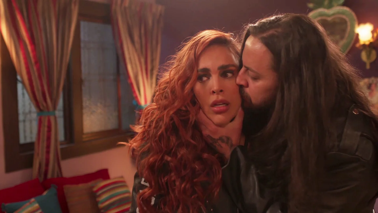 Daniela pilla a Fausto cogiendo un cabello de Isabella para analizarlo Daniela pilla a Fausto cogiendo un cabello de Isabella para analizarlo