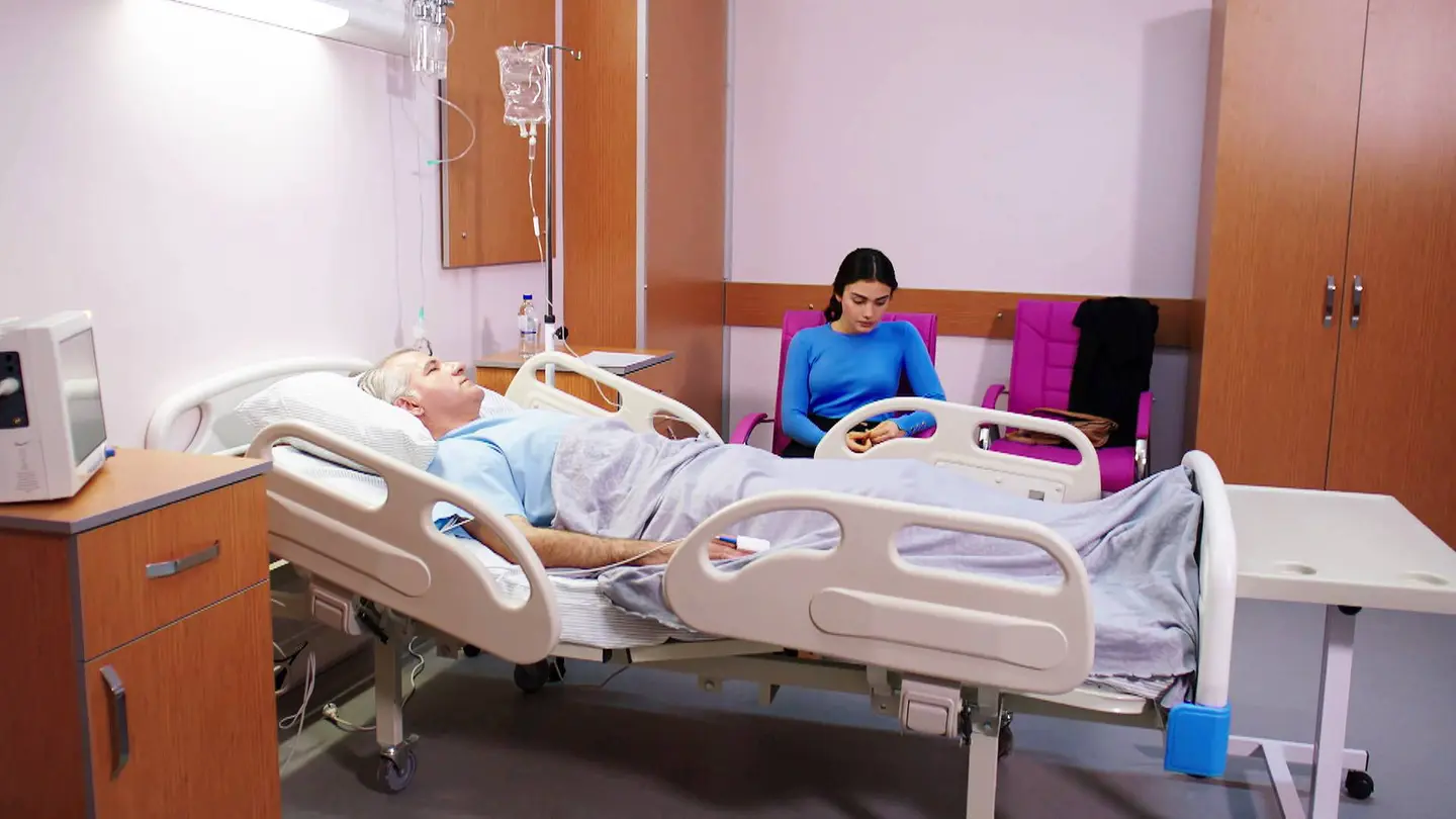 Reyhan no se separa de su tío Hikmet que sigue hospitalizado Reyhan no se separa de su tío Hikmet que sigue hospitalizado