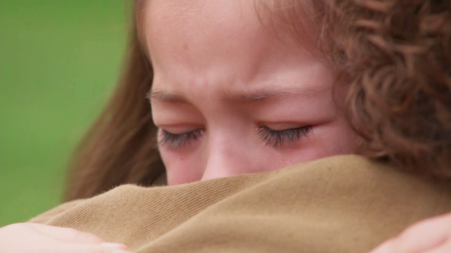 Isabella descubre que es adoptada y rechaza a sus padres