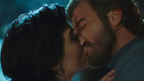 Cesur y Sühan se besan en Nochevieja tras una romántica declaración de amor, pero todo termina de la peor manera Cesur y Sühan se besan en Nochevieja tras una romántica declaración de amor, pero todo termina de la peor manera