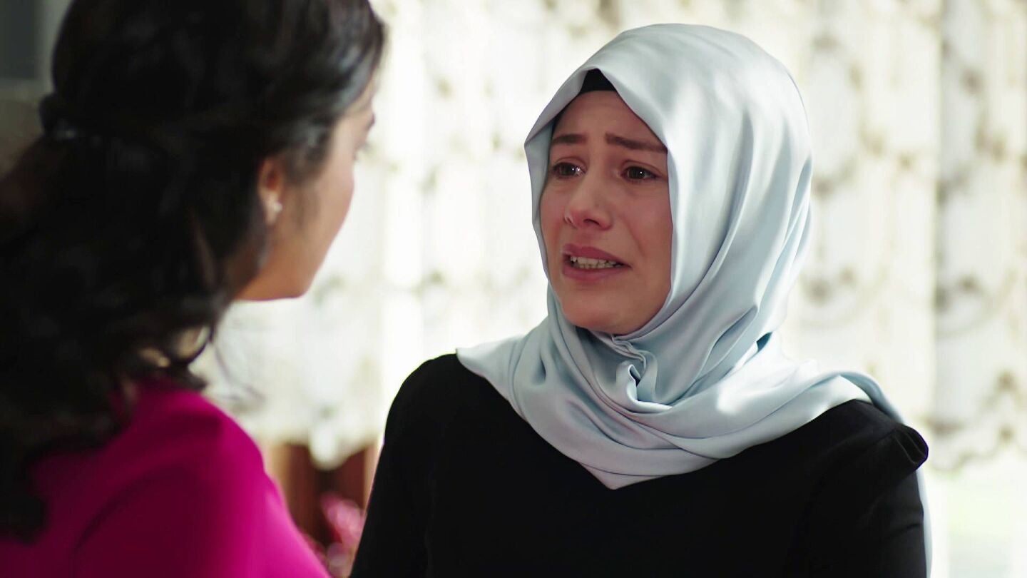 Melike está muy preocupada por la salud de Hikmet 