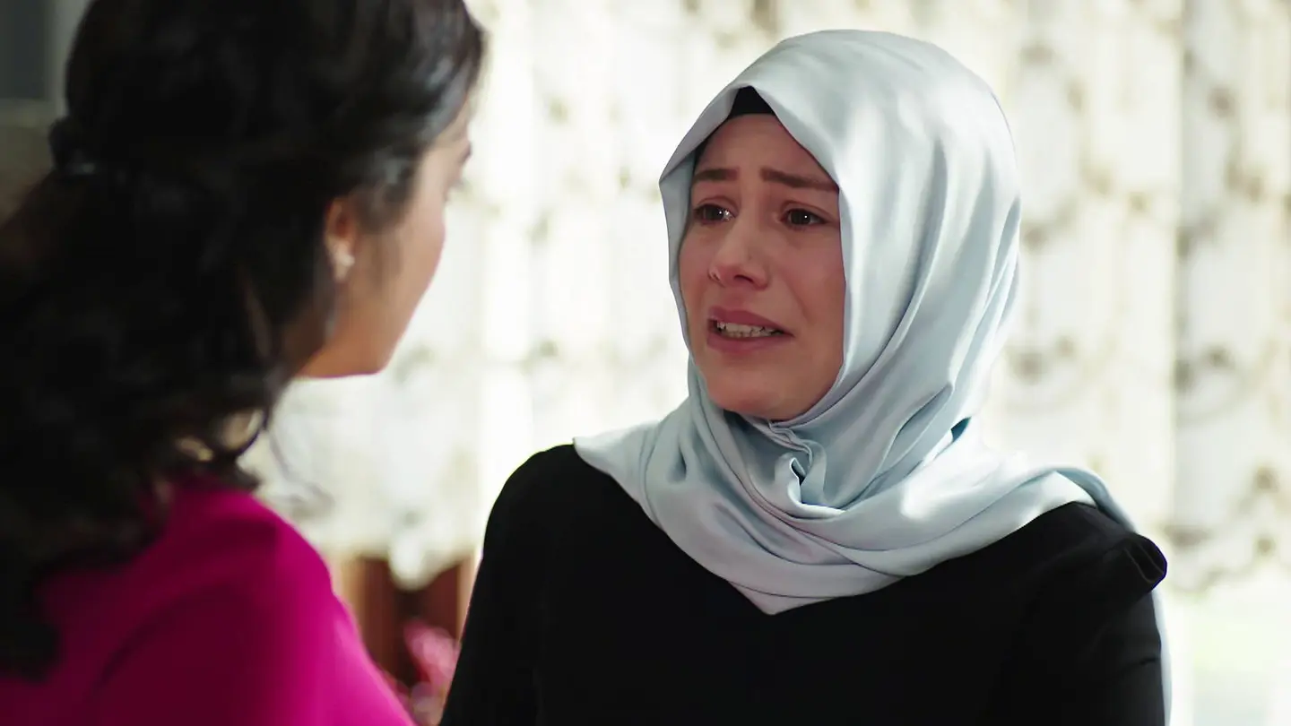 Melike está muy preocupada por la salud de Hikmet Melike está muy preocupada por la salud de Hikmet