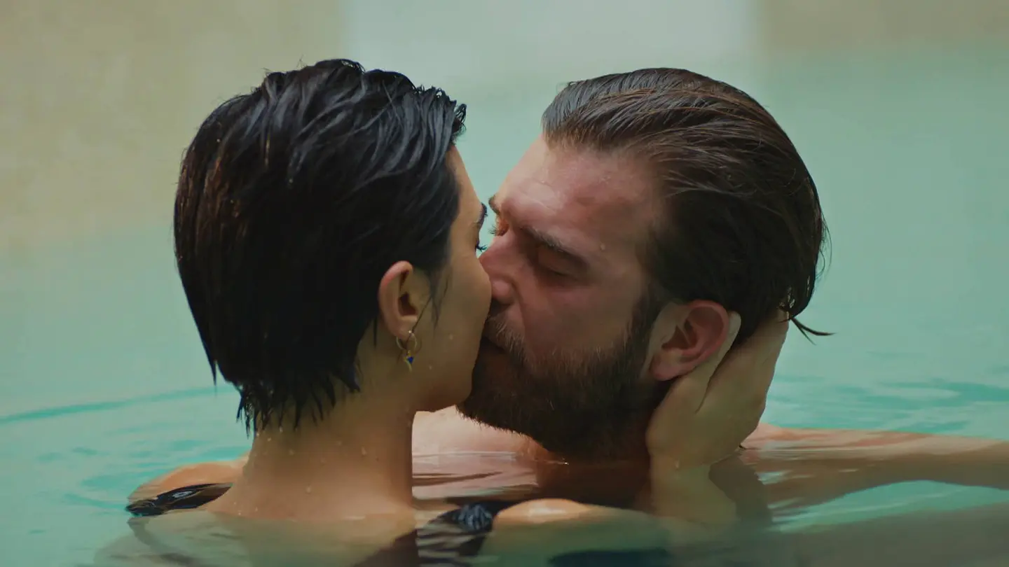 ¡Se desata la pasión entre Cesur y Sühan en la piscina! ¿Realidad o fantasía? ¡Se desata la pasión entre Cesur y Sühan en la piscina! ¿Realidad o fantasía?