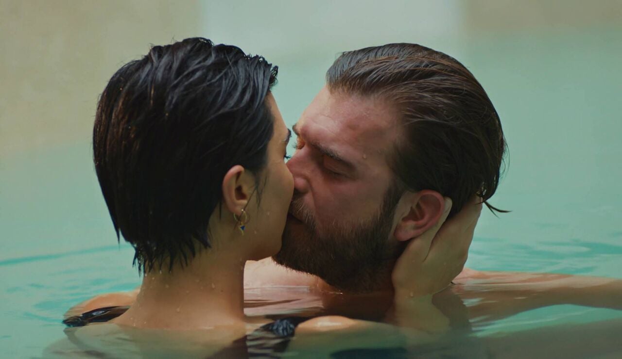 &iexcl;Se desata la pasi&oacute;n entre Cesur y S&uuml;han en la piscina! &iquest;Realidad o fantas&iacute;a?