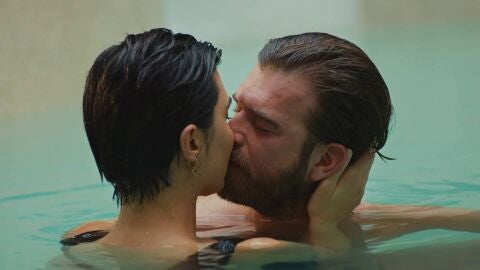 &iexcl;Se desata la pasi&oacute;n entre Cesur y S&uuml;han en la piscina! &iquest;Realidad o fantas&iacute;a?