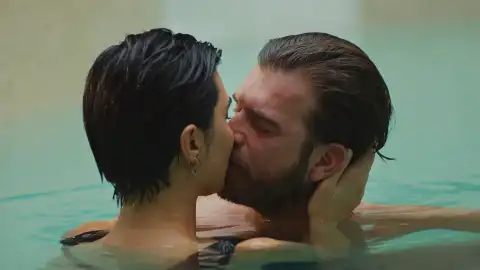 ¡Se desata la pasión entre Cesur y Sühan en la piscina! ¿Realidad o fantasía? ¡Se desata la pasión entre Cesur y Sühan en la piscina! ¿Realidad o fantasía?