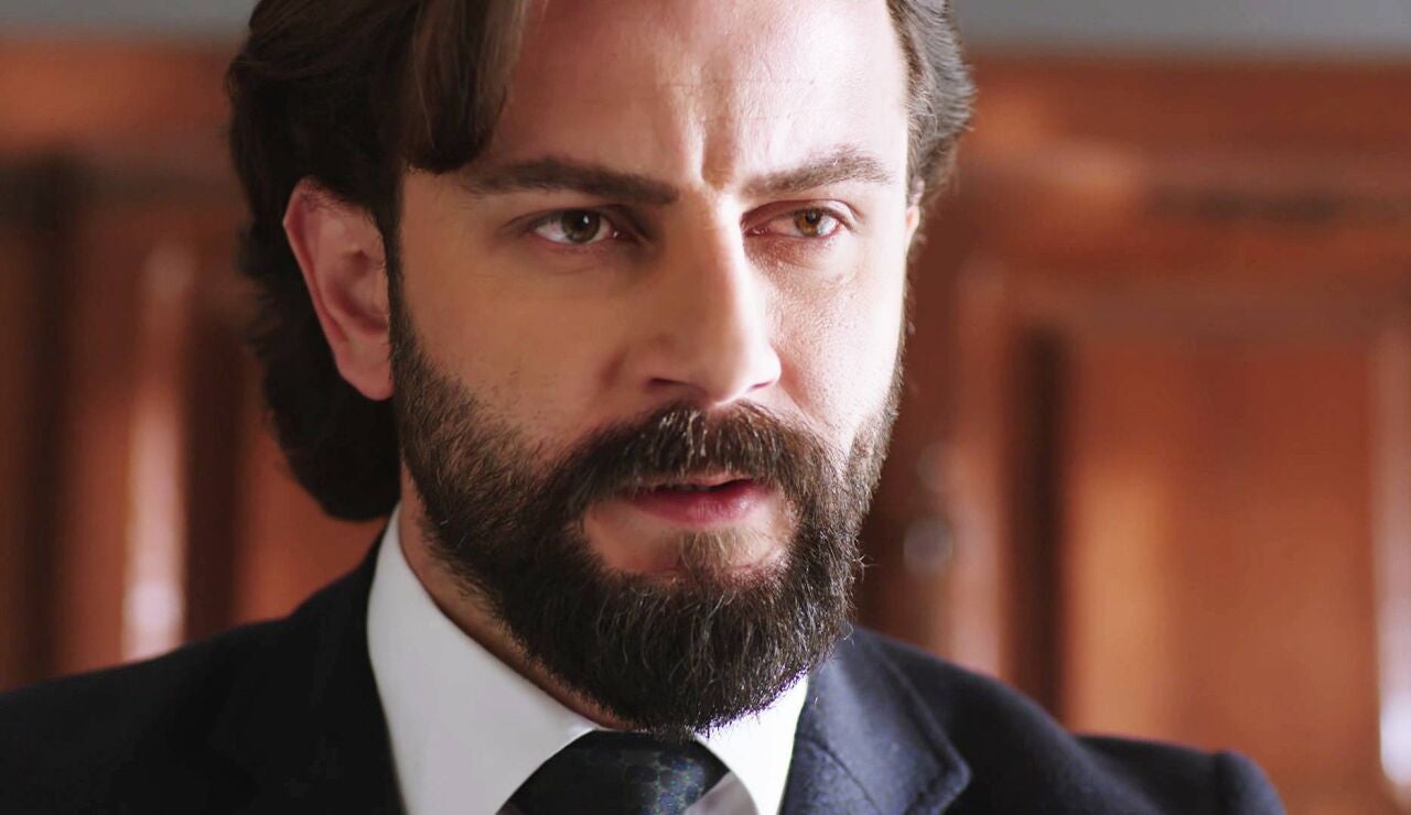 Emir descubre un documento falso que compromete a Reyhan y se plantea de nuevo divorciarse de ella