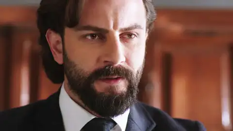 Emir descubre un documento falso que compromete a Reyhan y se plantea de nuevo divorciarse de ella Emir descubre un documento falso que compromete a Reyhan y se plantea de nuevo divorciarse de ella