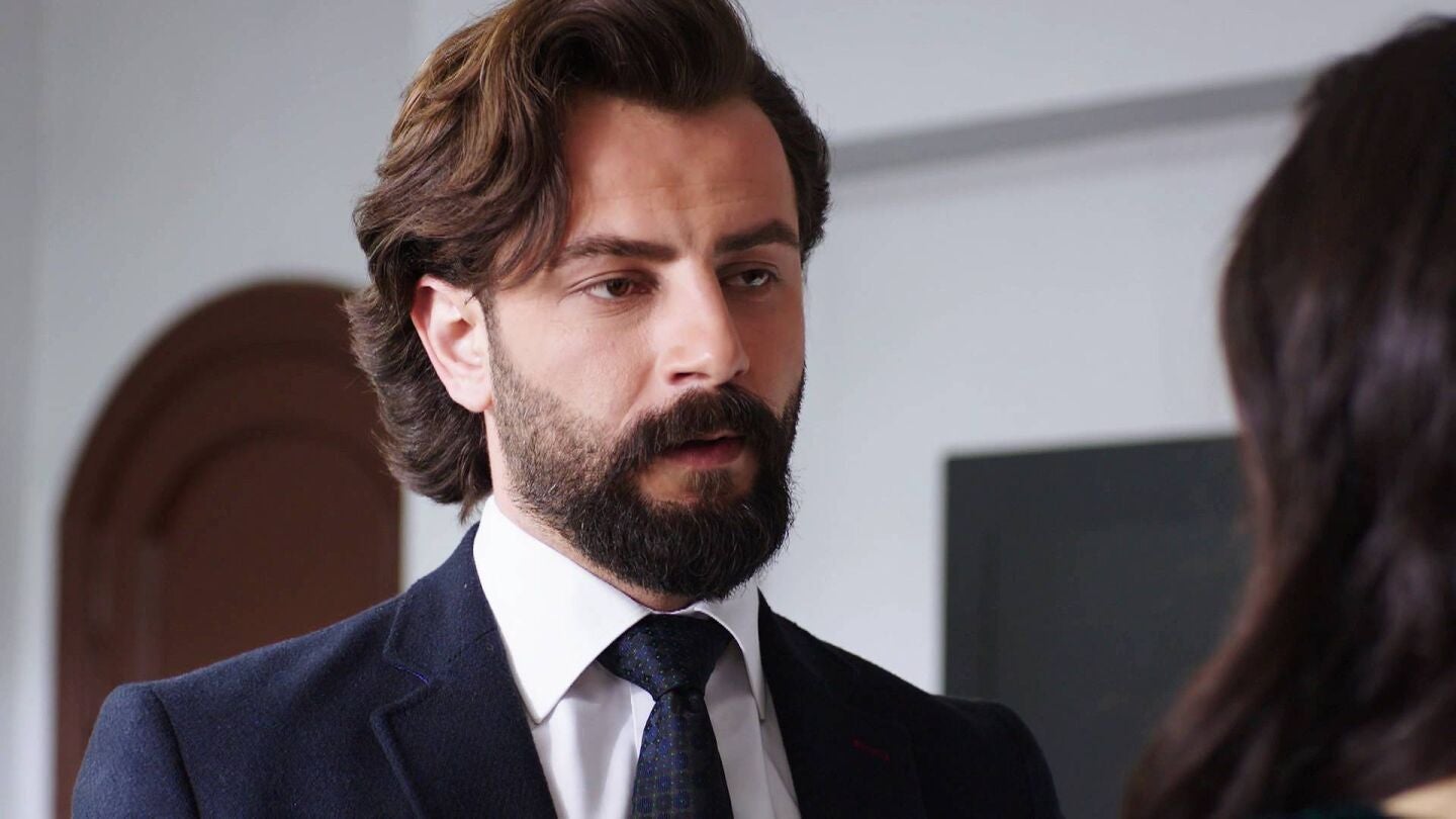 Emir rompe delante de Reyhan la demanda del divorcio