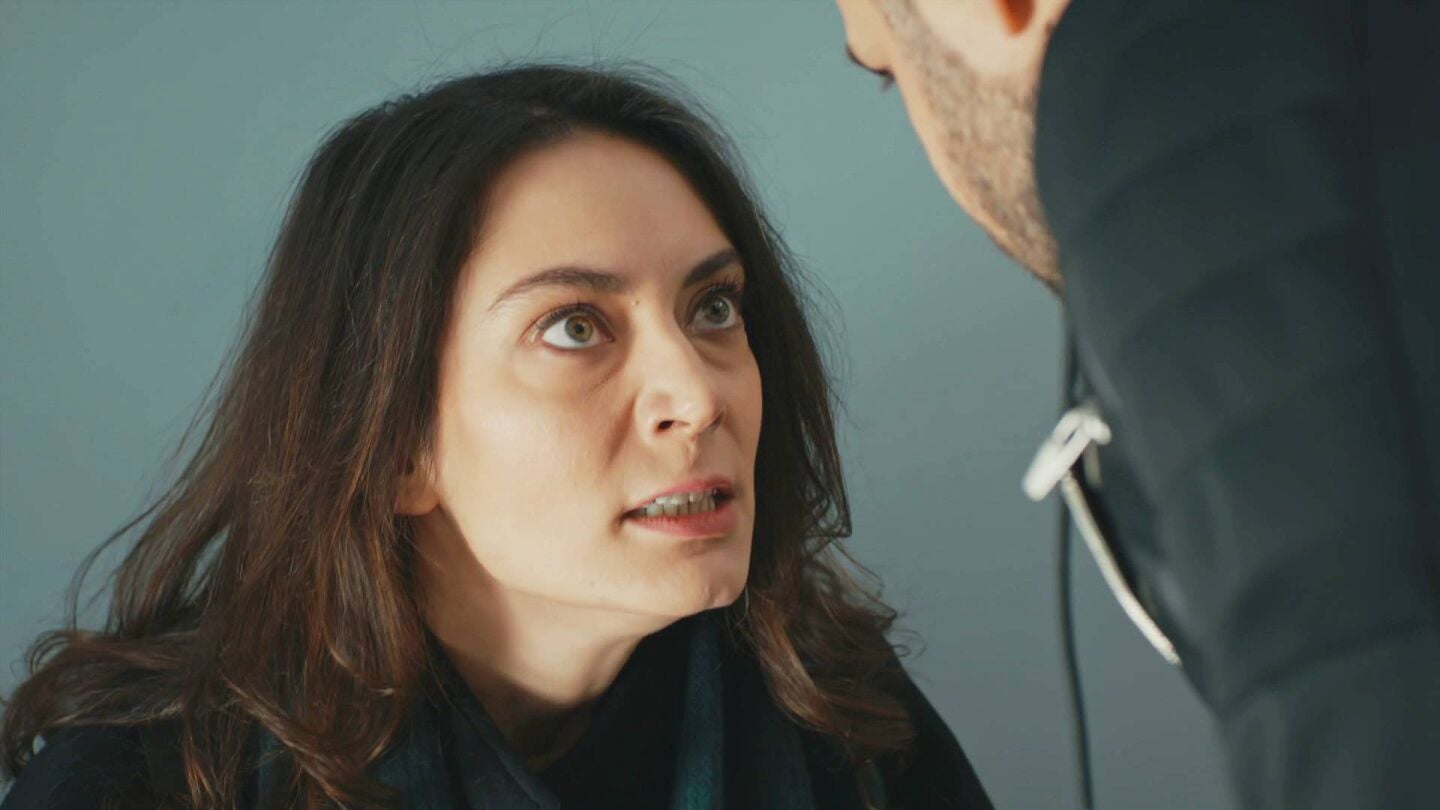 Hulya cuenta a Korhan y su mujer cuáles sus intenciones con los Korludağ