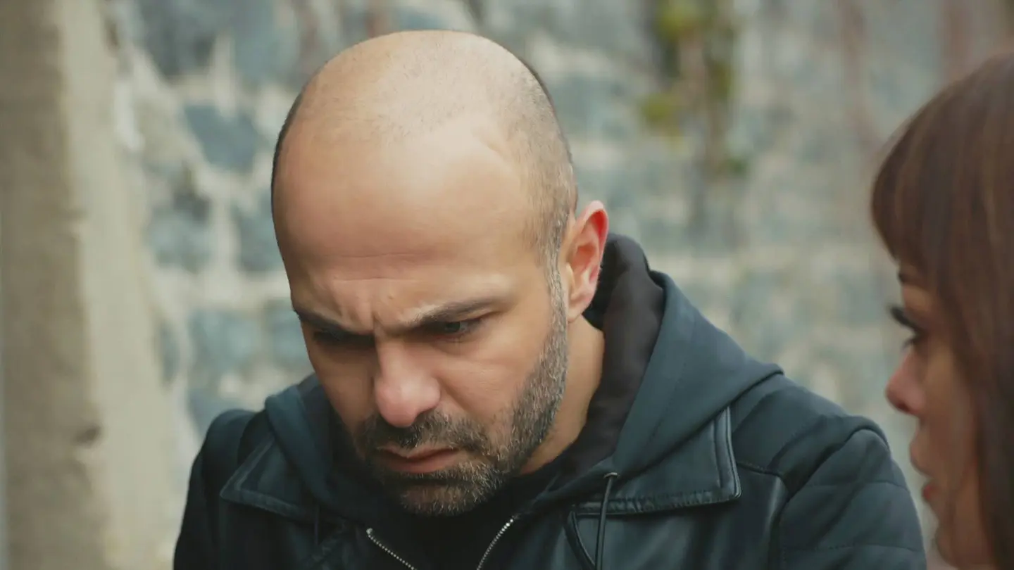 Hulya destroza las esperanzas de reconciliación de Korhan y Cahide con un vídeo comprometido Hulya destroza las esperanzas de reconciliación de Korhan y Cahide con un vídeo comprometido