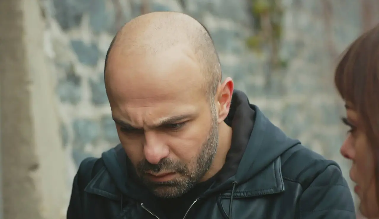 Hulya destroza las esperanzas de reconciliación de Korhan y Cahide con un vídeo comprometido