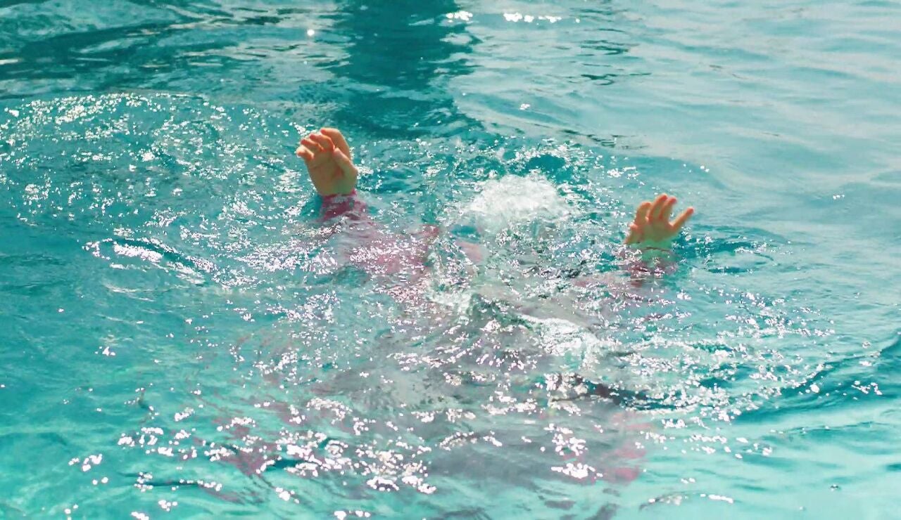 Cemre intenta matar a Reyhan! La empuja a la piscina y no hace nada para salvar su vida 