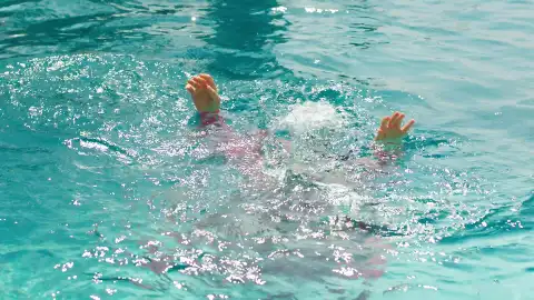 Cemre intenta matar a Reyhan! La empuja a la piscina y no hace nada para salvar su vida Cemre intenta matar a Reyhan! La empuja a la piscina y no hace nada para salvar su vida