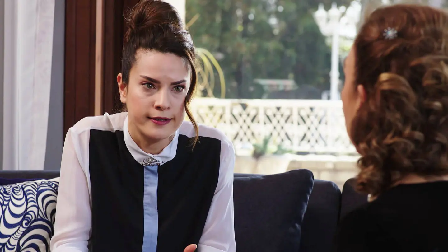 Cemre no entiende la actitud de Emir con Reyhan Cemre no entiende la actitud de Emir con Reyhan