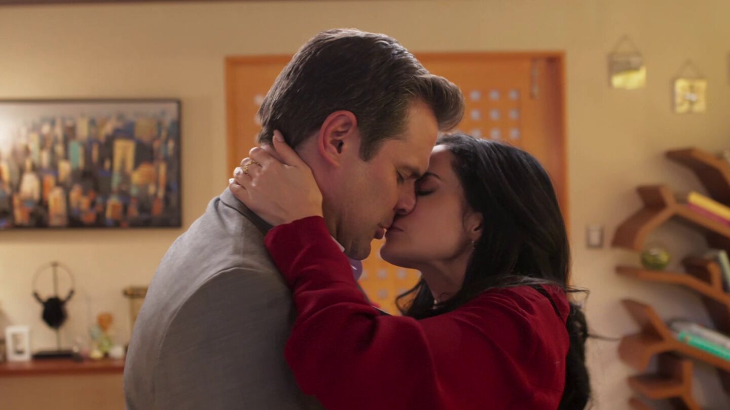 Karen amenaza a Fausto con contarle a Daniela que tienen una relación