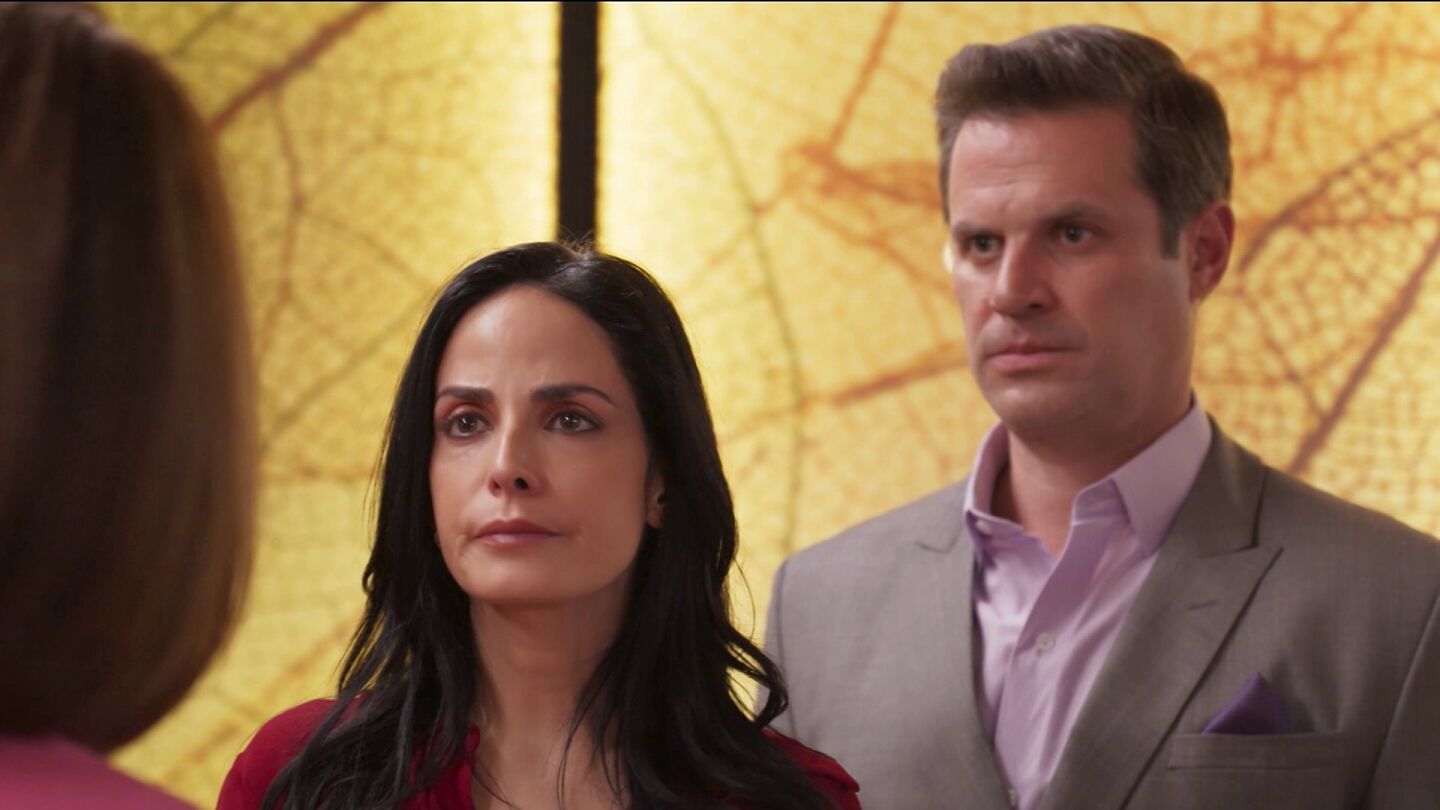 Karen amenaza a Fausto con contarle a Daniela que tienen una relación