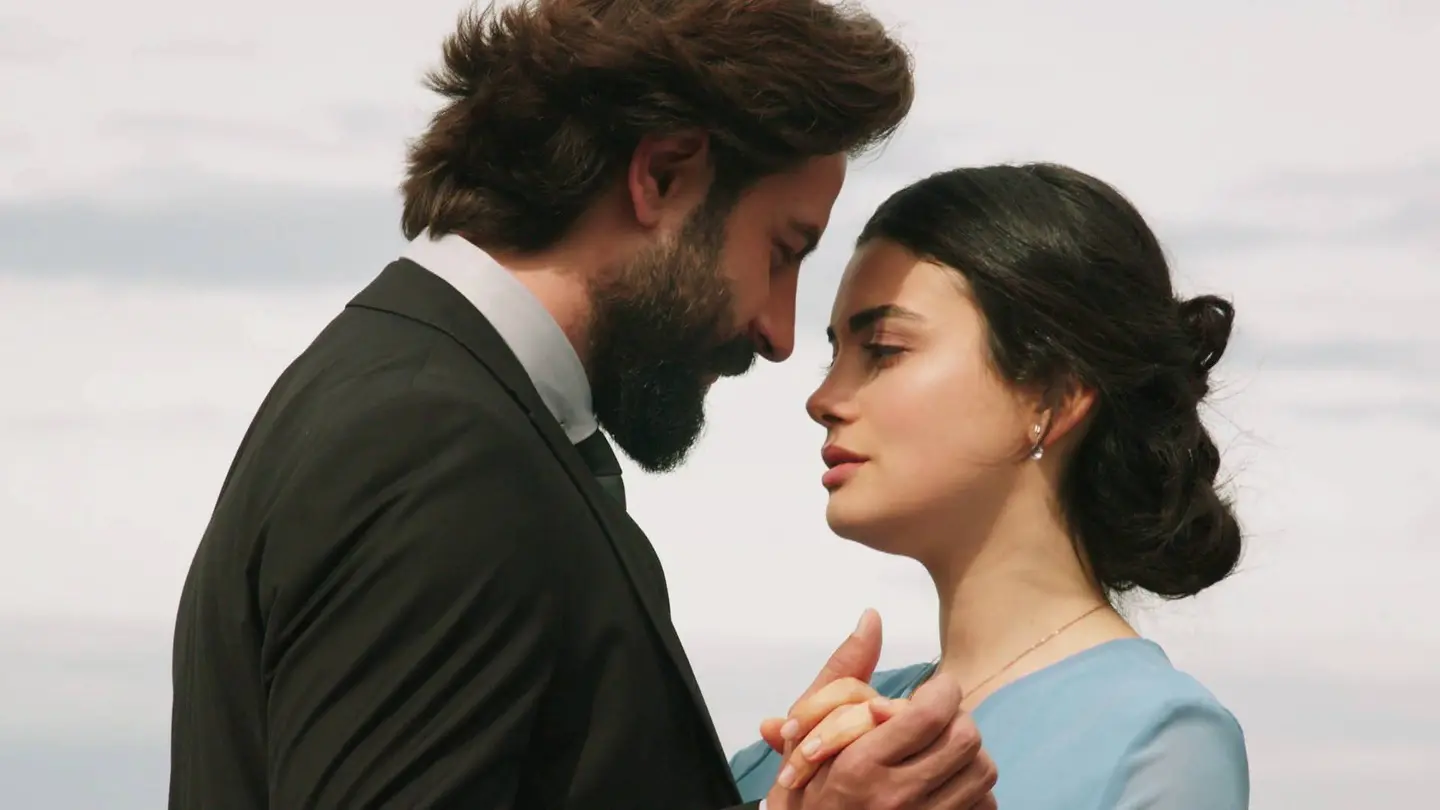 Reyhan y Emir bailan junto al mar Reyhan y Emir bailan junto al mar