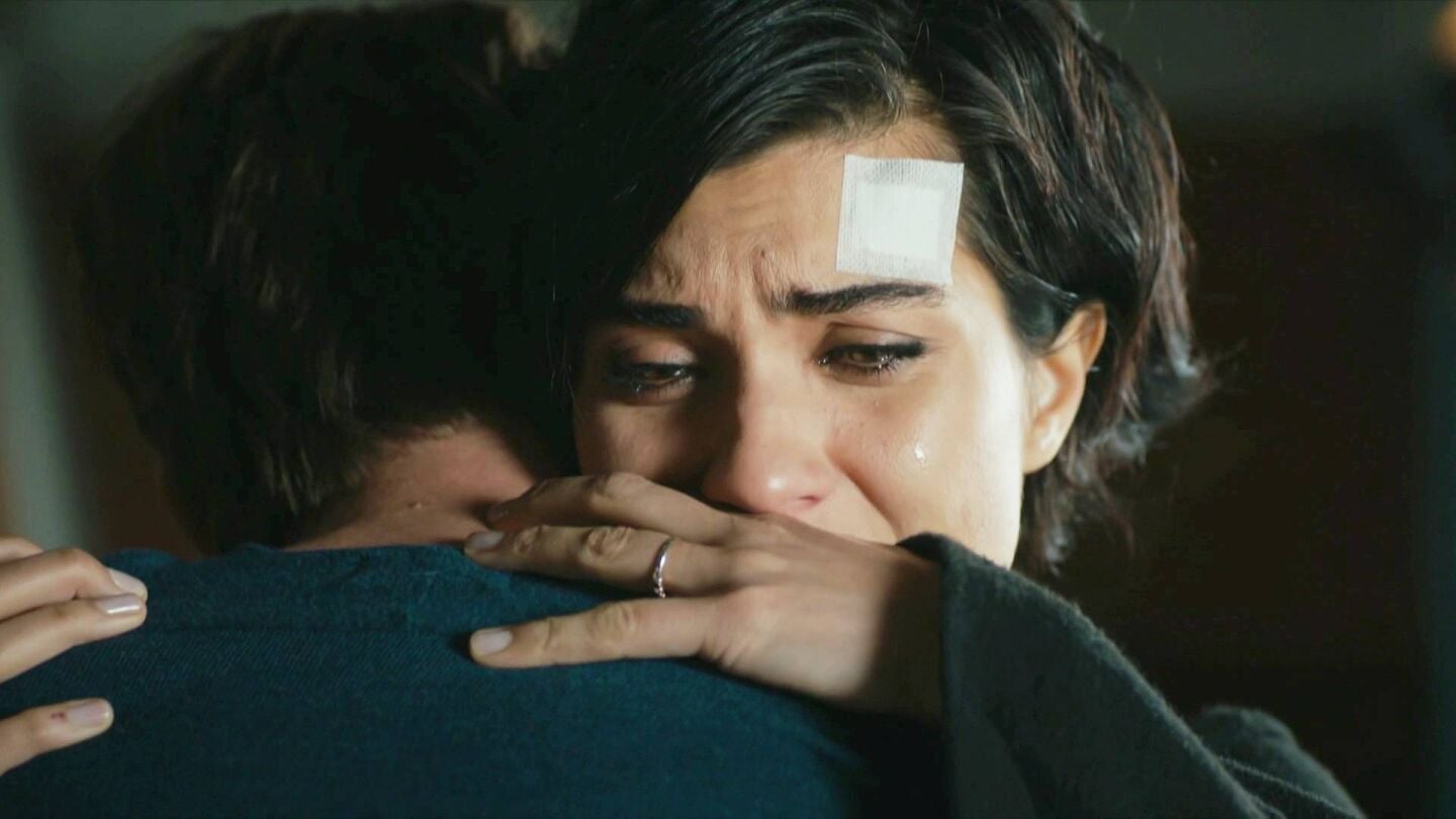 Sühan y Cesur se funden en un emotivo abrazo 