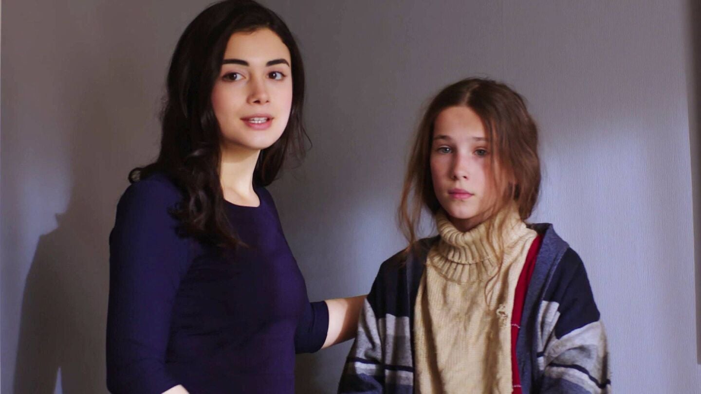 Reyhan esconde a Zeynep en la mansión y Suna la conoce