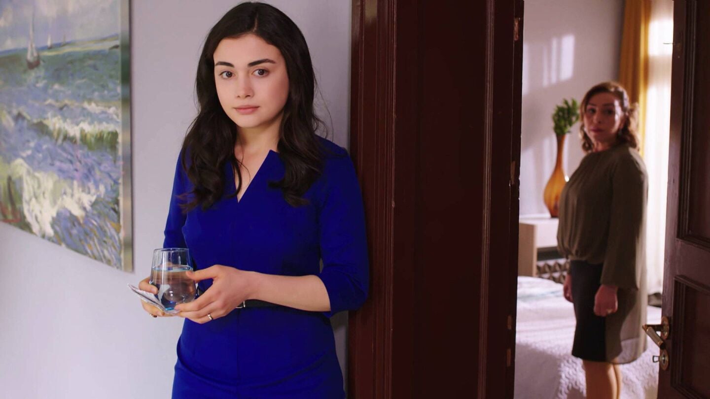 Cavidan entra en la habitación de invitados donde está Zeynep ¿la descubrirá?