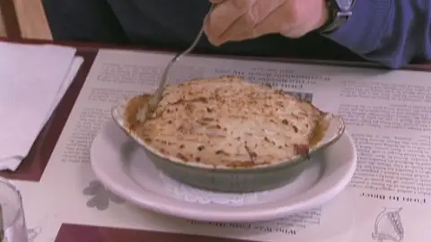 Gordon vomita con la comida del Finn Mac Cools Gordon vomita con la comida del Finn Mac Cools