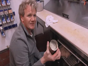 La cocina está sucia y la comida está en mal estado La cocina está sucia y la comida está en mal estado