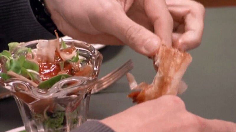 Gordon prueba la comida del The Olde Stone Mill