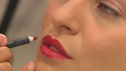 Maquillaje: Labios rojos Maquillaje: Labios rojos