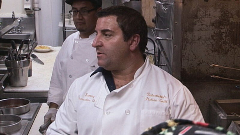 Sam se mete en la cocina