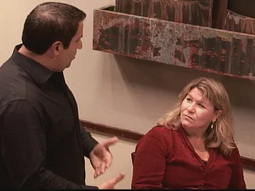 Sam discute con una clienta Sam discute con una clienta