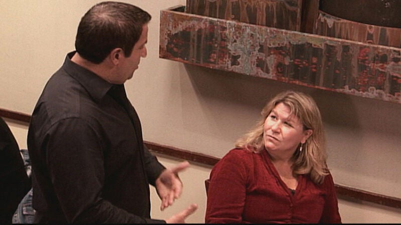 Sam discute con una clienta