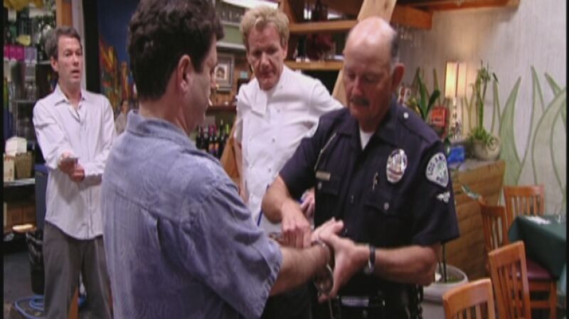 El dueño del restaurante es esposado