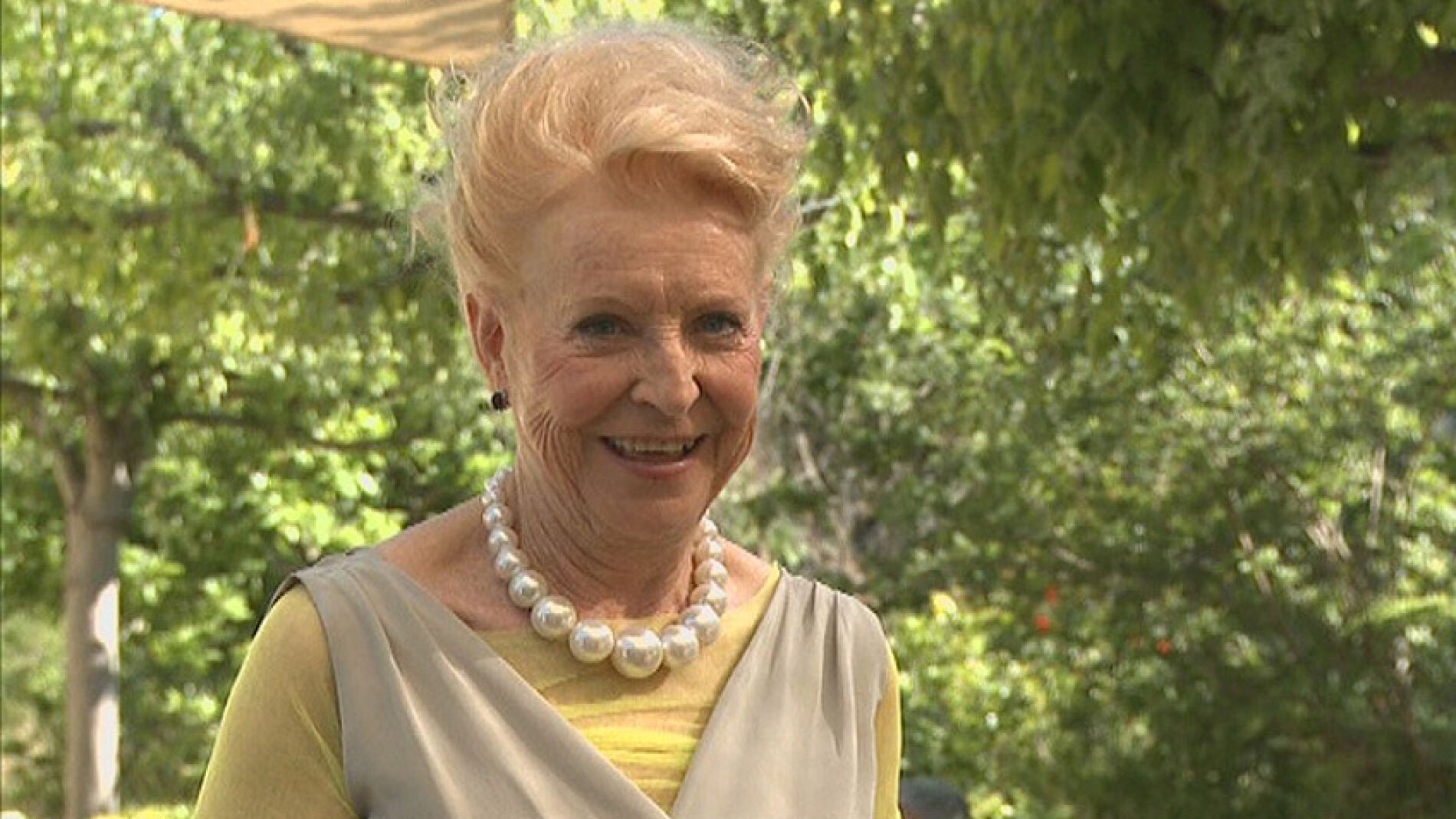 Teresa viste de gris perla