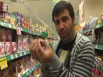 Bruno hace la compra para la ensalada de bonito Bruno hace la compra para la ensalada de bonito