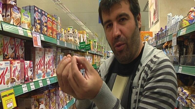 Bruno hace la compra para la ensalada de bonito