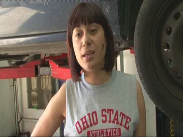 Josie va a cambiar el look de unos mecánicos Josie va a cambiar el look de unos mecánicos