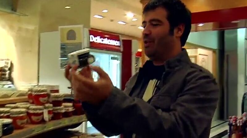 Bruno compra erizo y espaguetis de mar