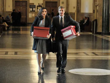 Alicia Florrick acudiendo al juzgado Alicia Florrick acudiendo al juzgado