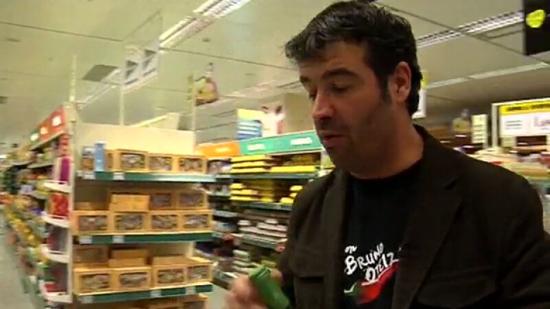 Bruno compra el rabo y los ingredientes para los crepes