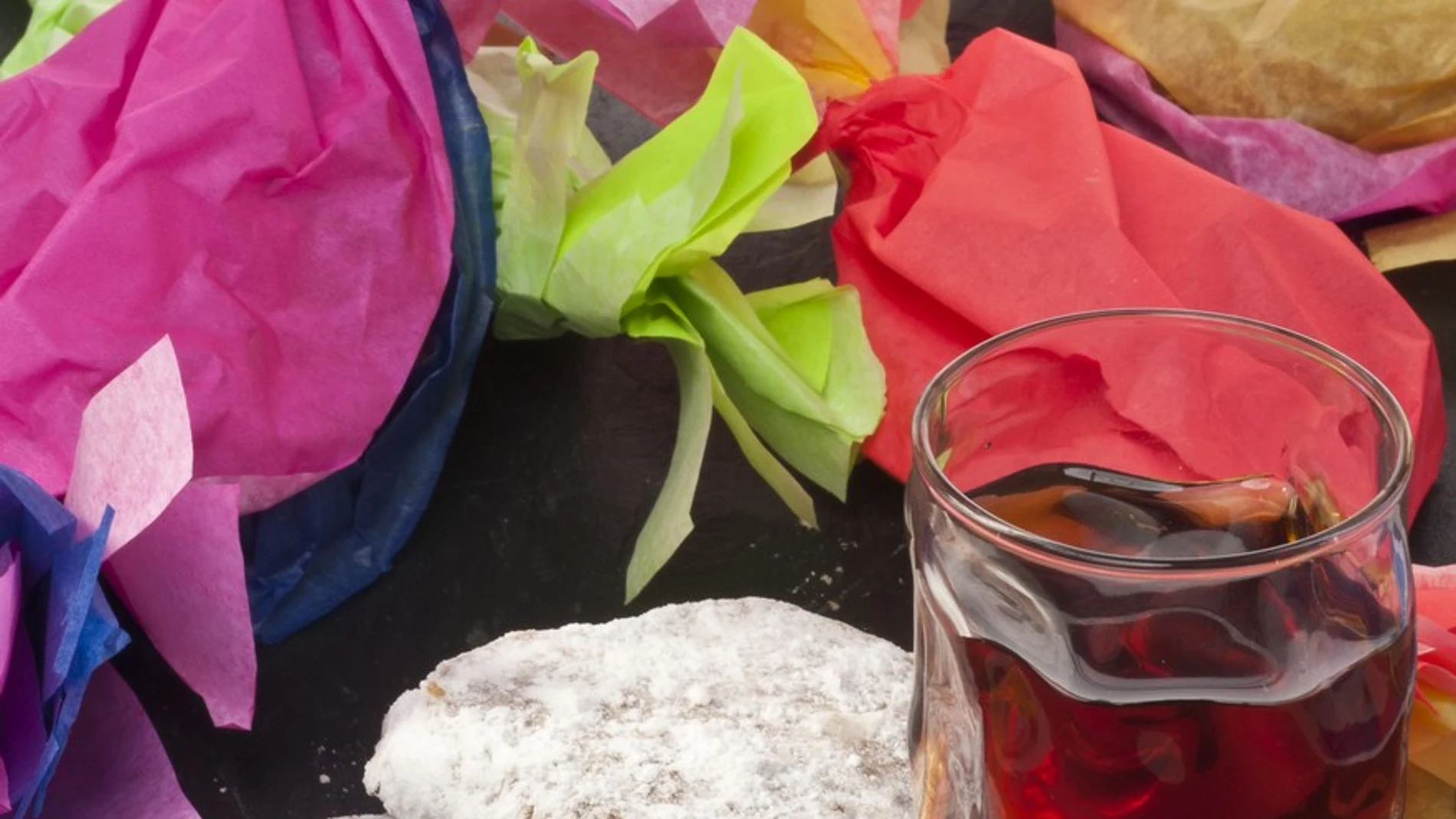 Polvorones de cacahuete con vino dulce